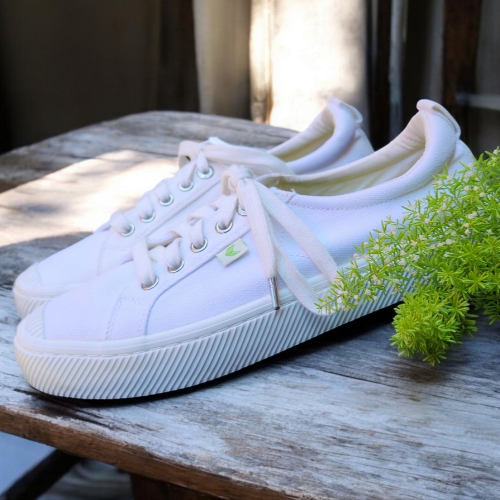CARIUMA OCA Low Off-White/White Canvas Sneakers Sz 9